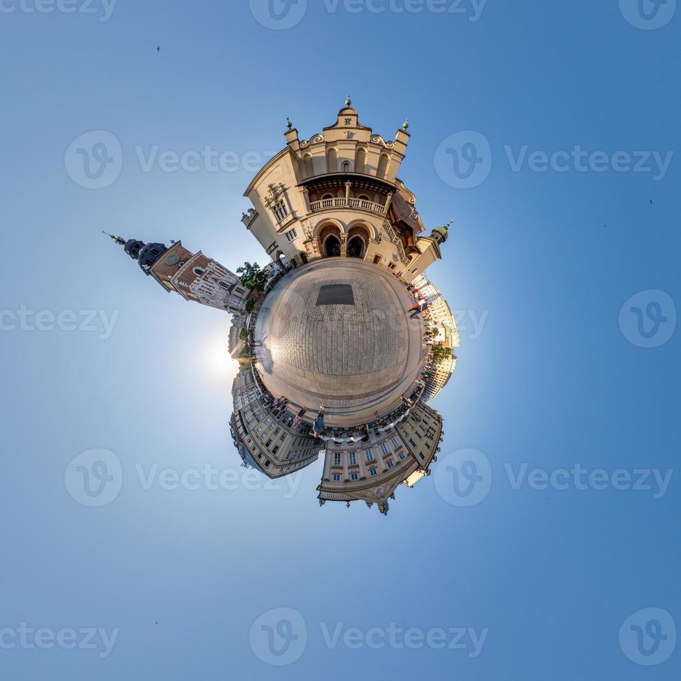 poco pianeta e sferico aereo 360 panorama Visualizza su strada antico medievale città con Chiesa e storico edifici foto