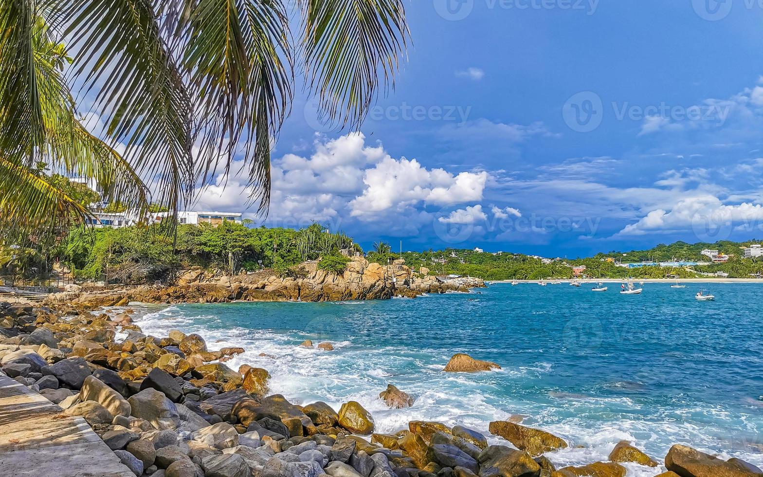 bellissimo surfer onde rocce scogliere a spiaggia puerto escondido Messico. foto