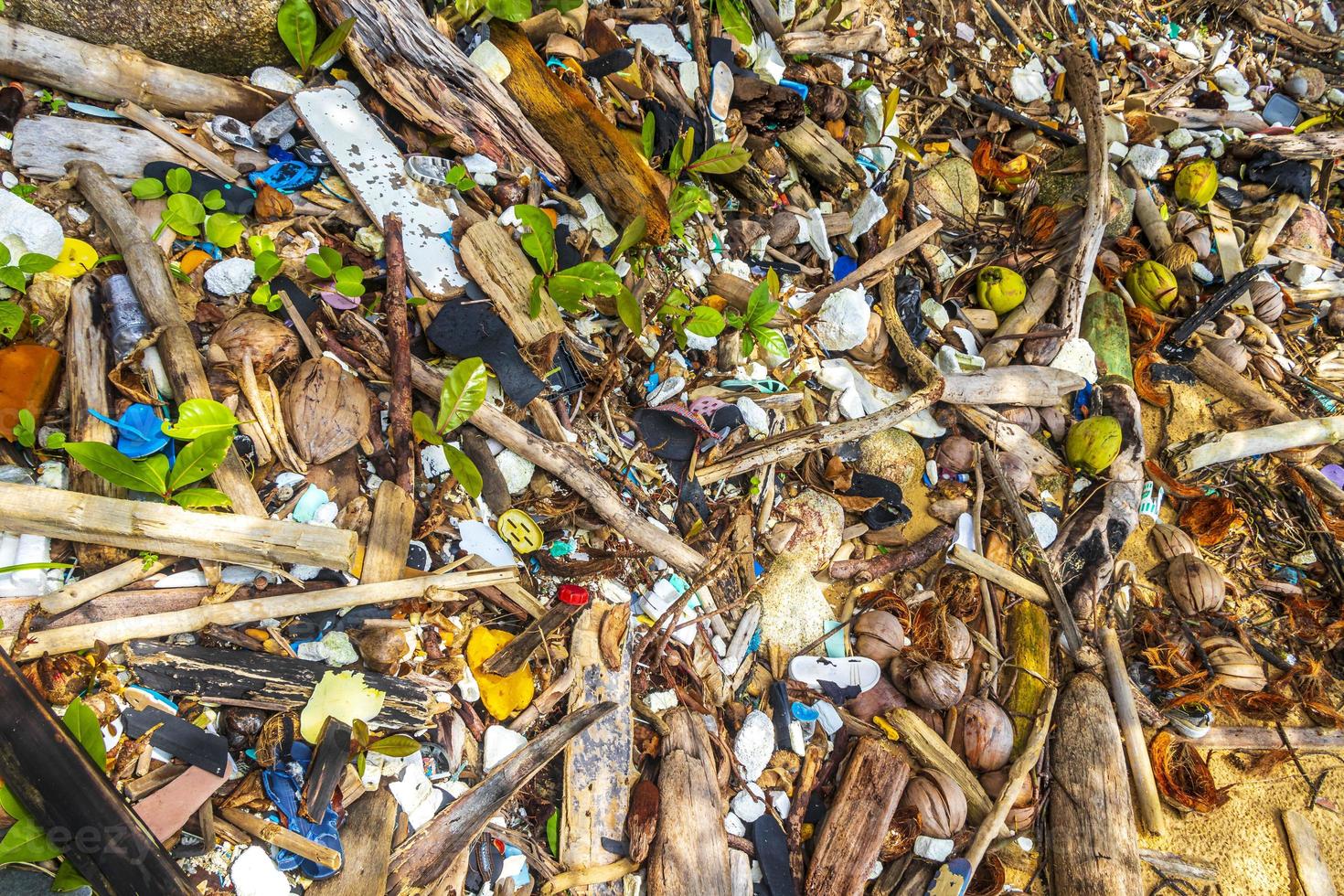 spazzatura sporco plastica veleno rifiuti e inquinamento su spiaggia Tailandia. foto