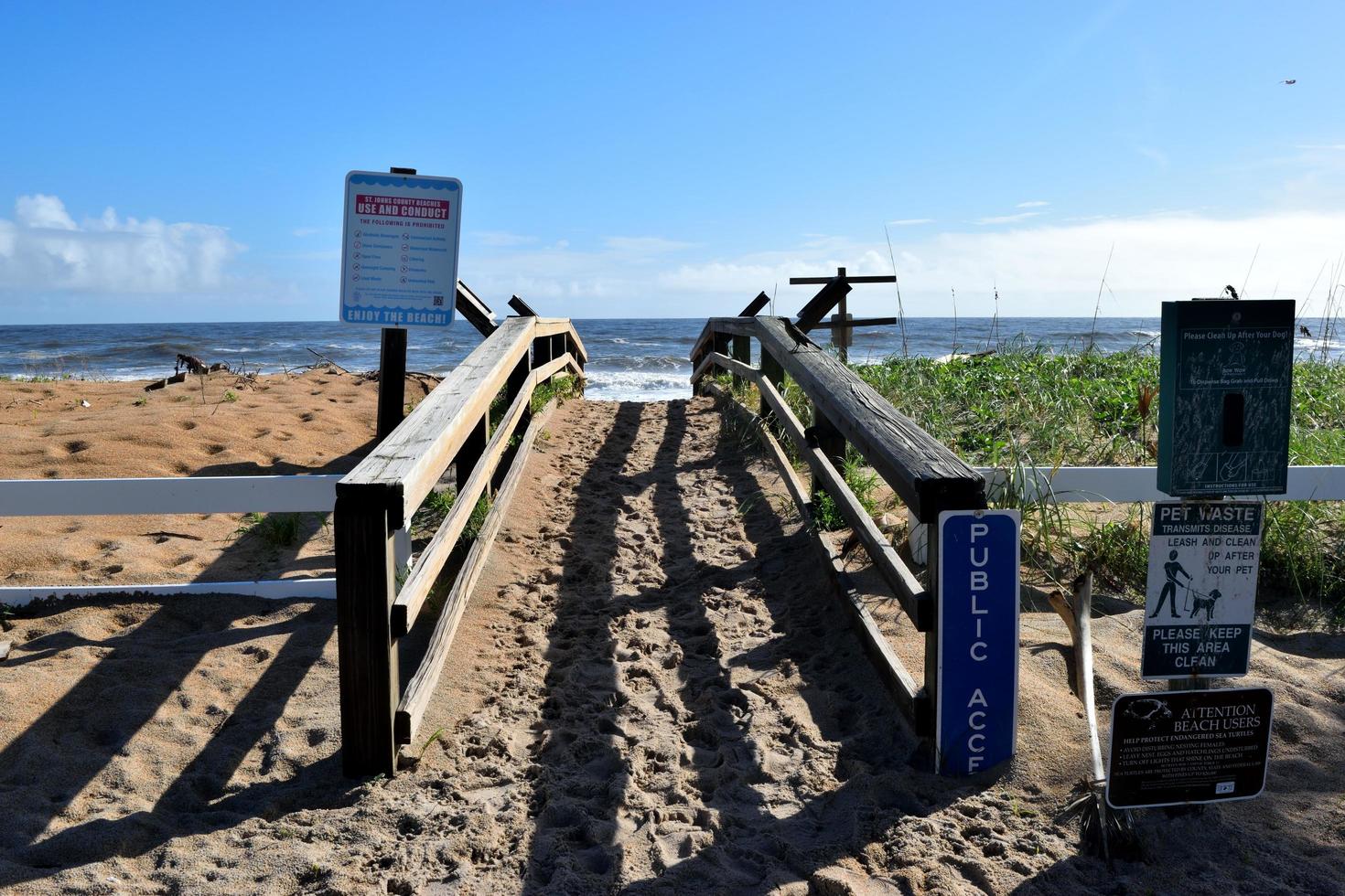 passerella per la spiaggia foto