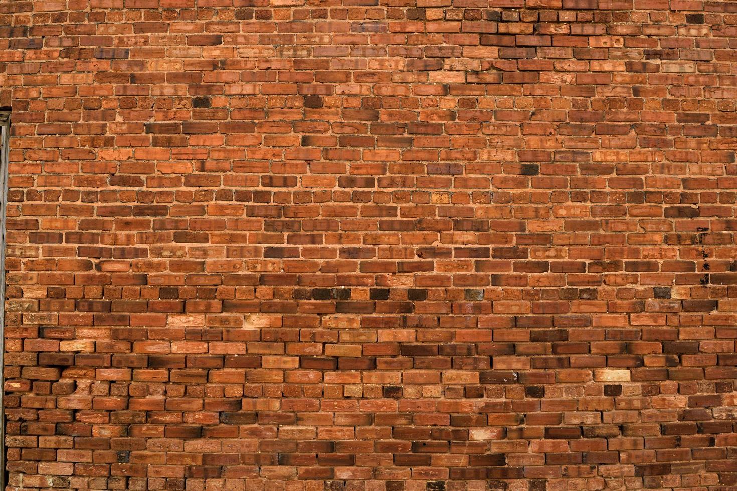 muro di mattoni rossi foto