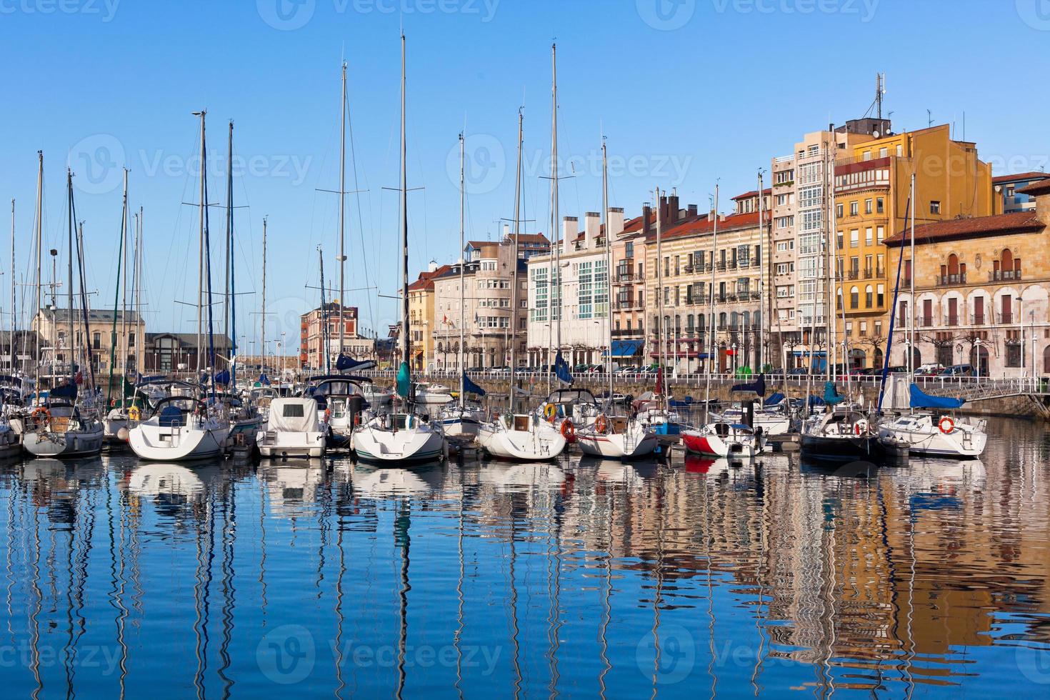 Visualizza su vecchio porta di gijon e yacht, asturie, settentrionale Spagna foto