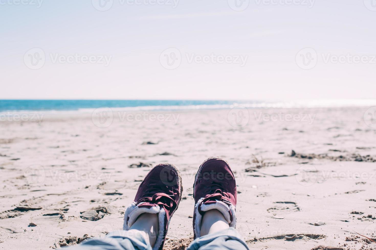 ragazza rilassante su sabbia spiaggia foto