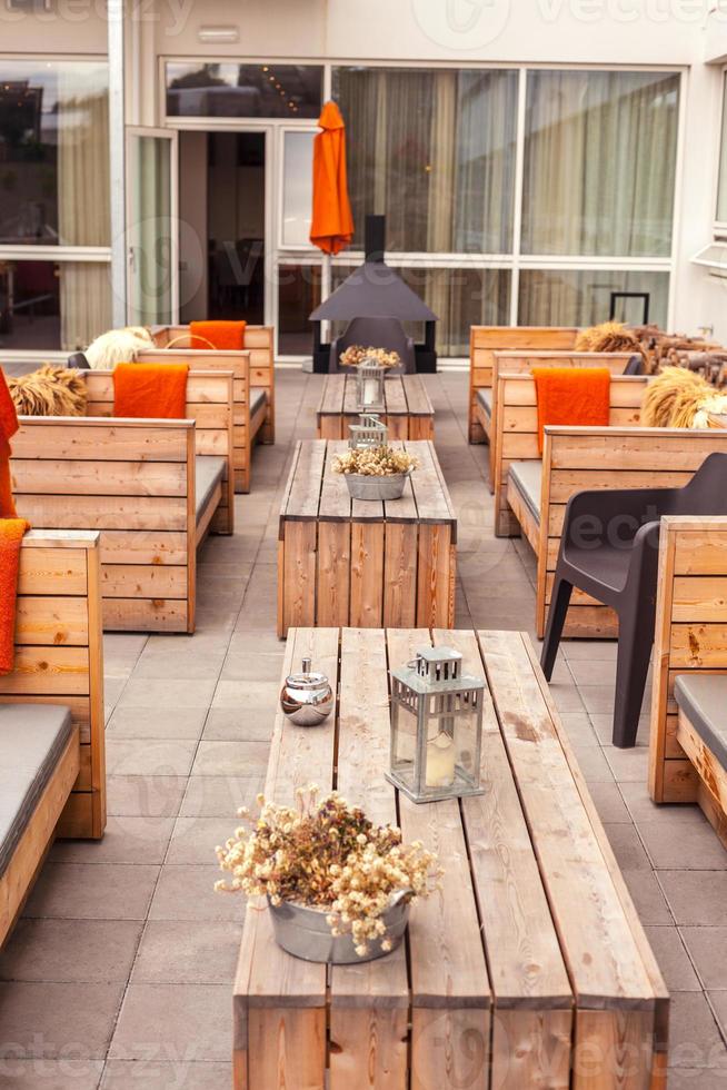 terrazza ristorante all'aperto con mobili in legno foto