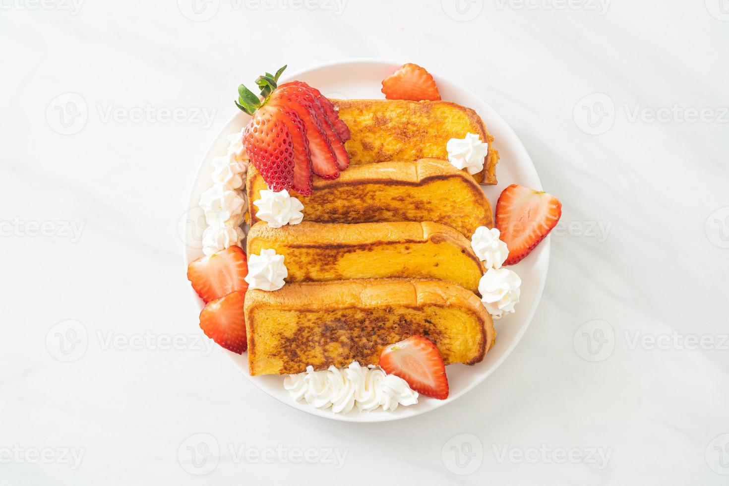 french toast con fragole fresche e panna montata foto