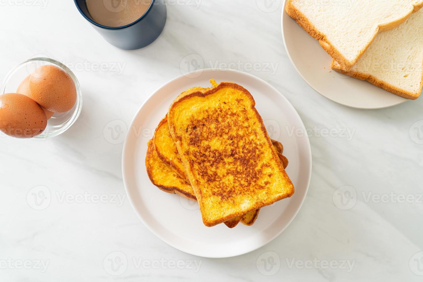 toast alla francese su piatto bianco foto