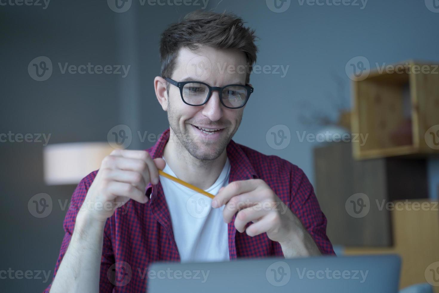 ritratto di un gioioso tutor austriaco con gli occhiali che tiene lezioni di video in lingua tedesca online foto