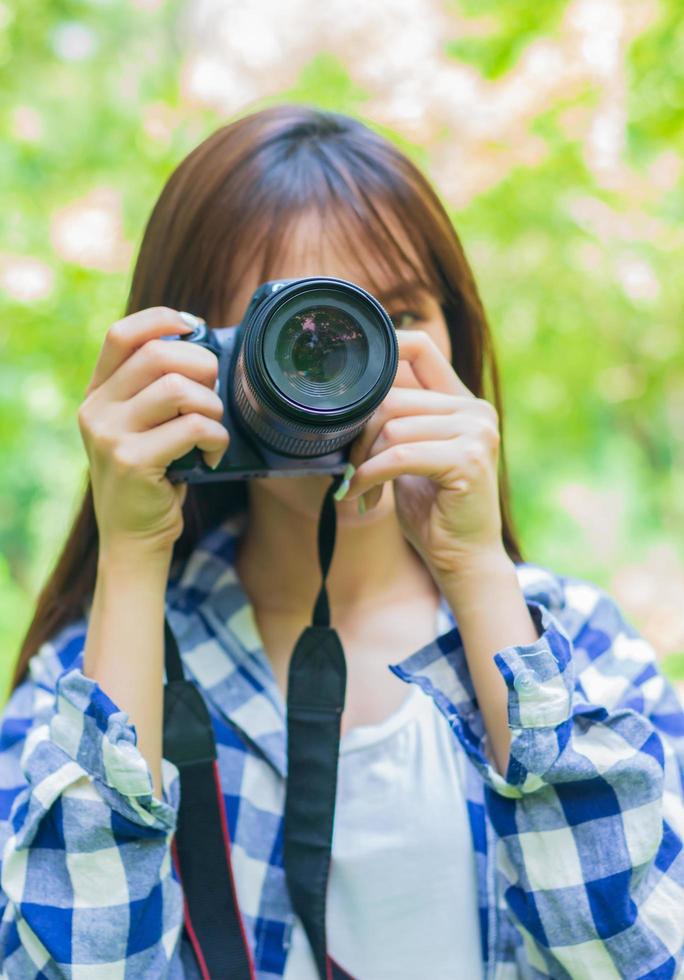 giovane fotografo tenendo la fotocamera foto