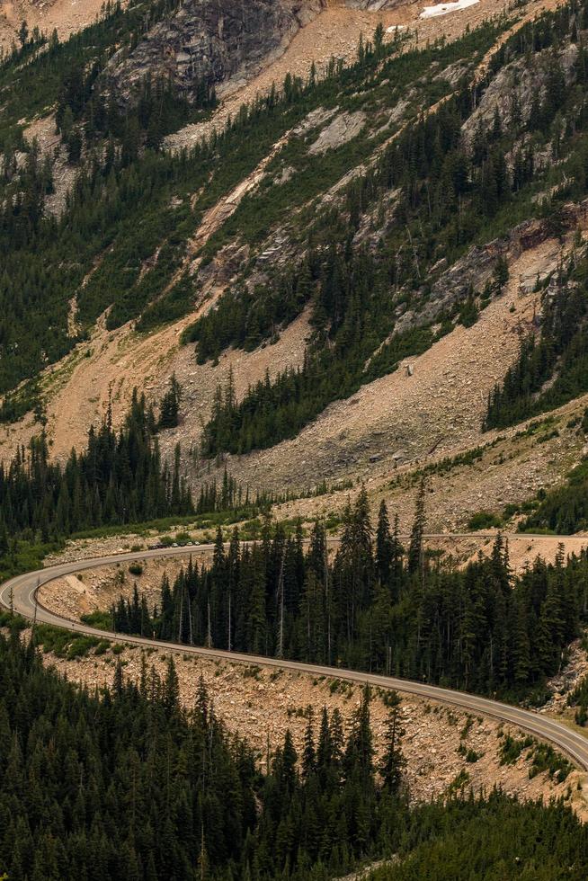 strada sul lato di una montagna foto