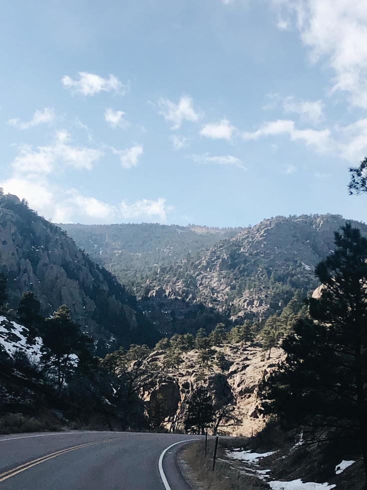 strada asfaltata grigia foto