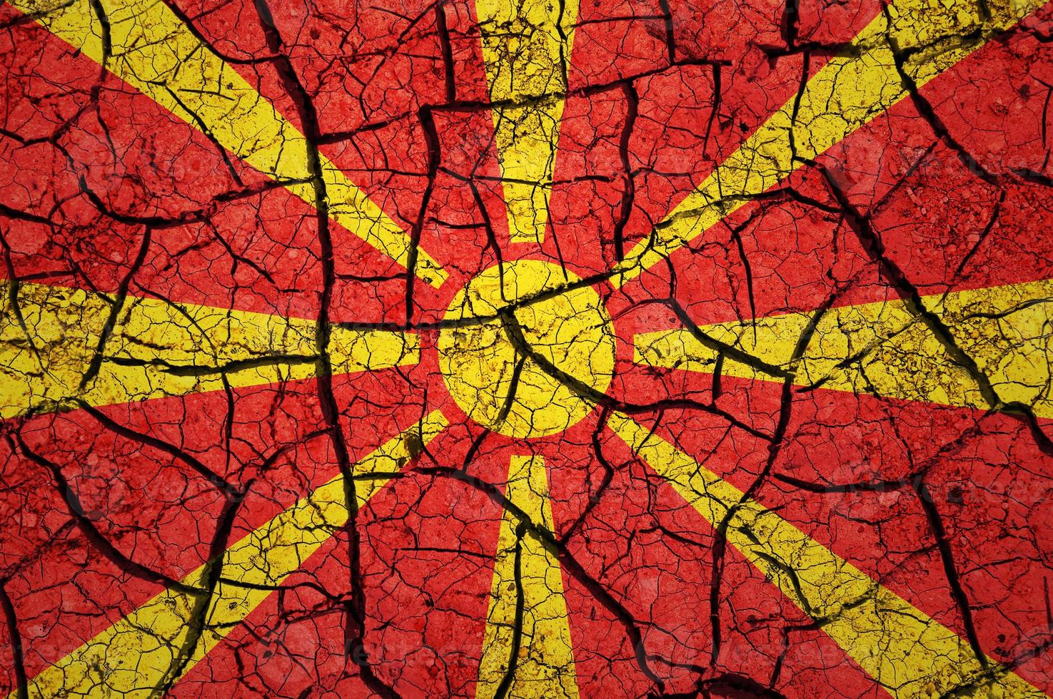 asciutto suolo modello su il bandiera di macedonia. nazione con siccità concetto. acqua problema. asciutto Cracked terra nazione. foto