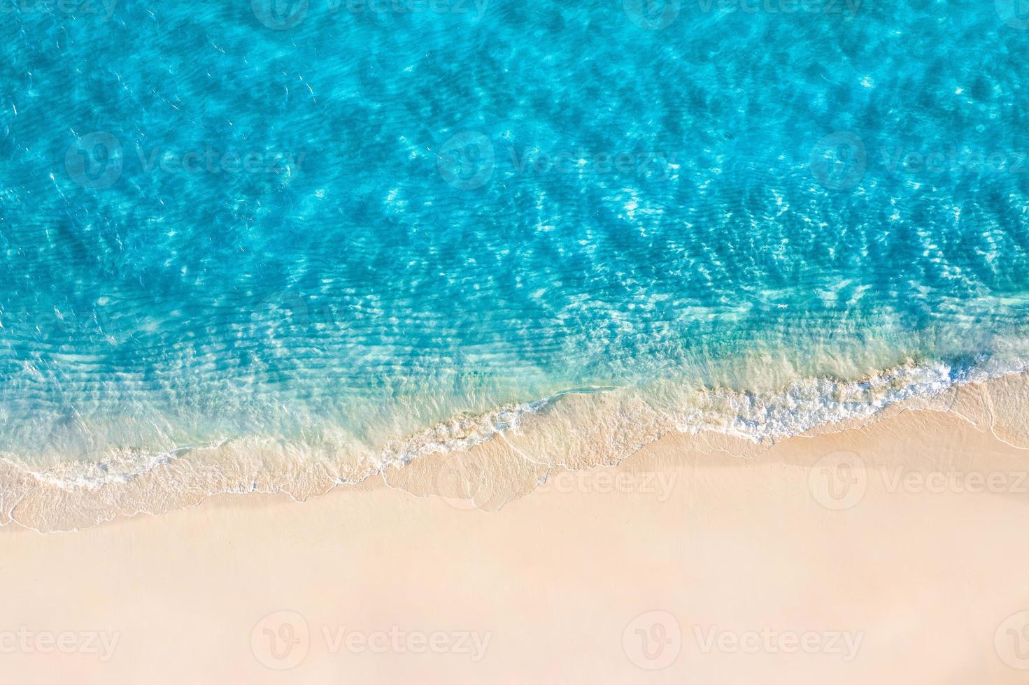 rilassante scena aerea della spiaggia, banner modello vacanze vacanze estive. onde surf con incredibile laguna blu dell'oceano, riva del mare, costa. perfetta vista dall'alto del drone aereo. tranquilla spiaggia luminosa, mare foto