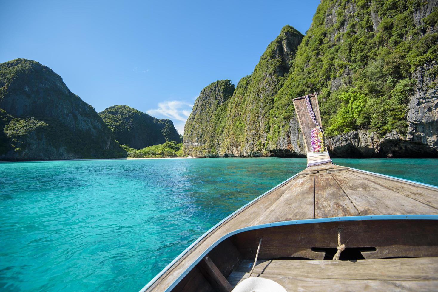 vista della thailandia da una barca dalla coda lunga foto
