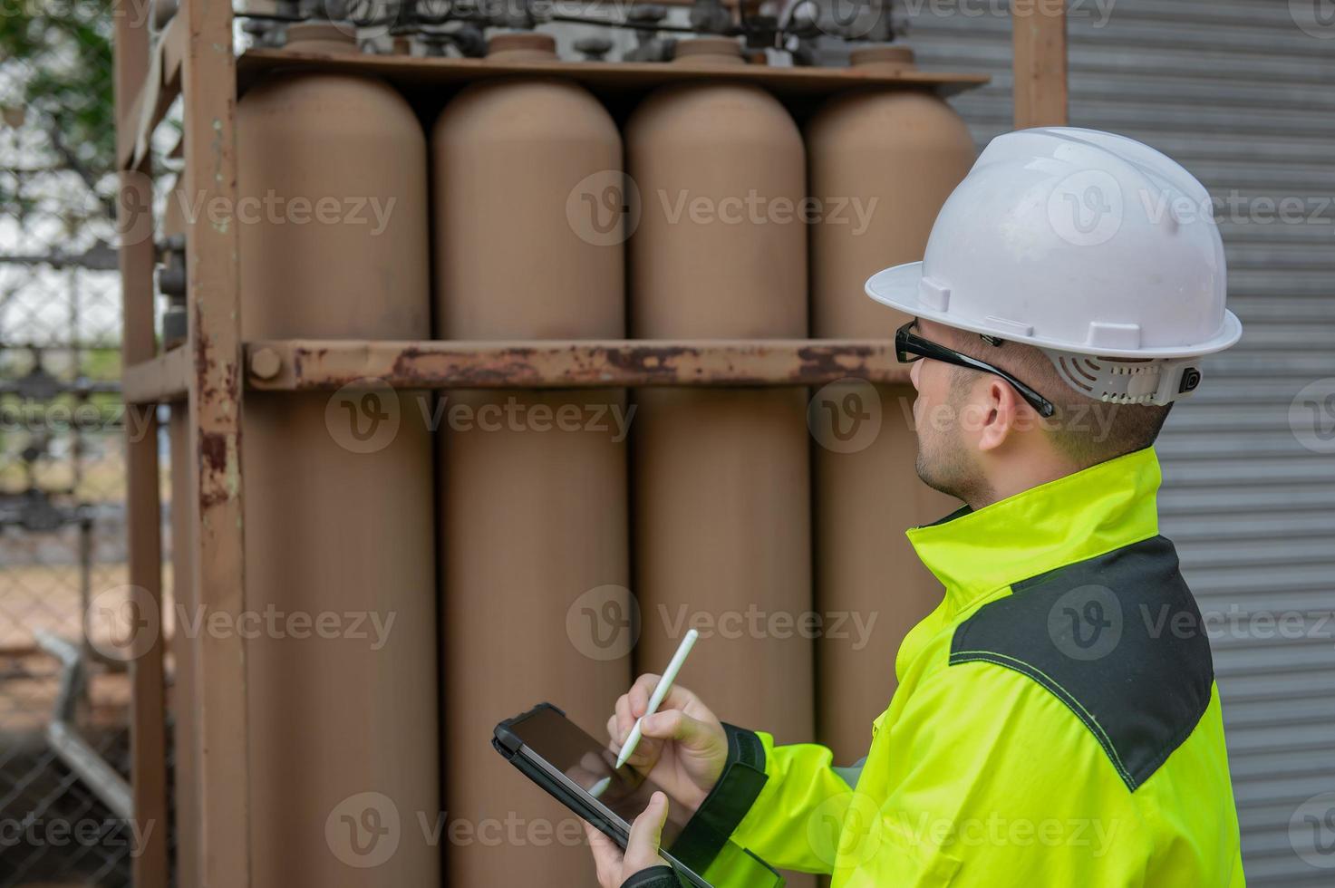 gli ingegneri lavorano sul posto di lavoro per mantenere l'elio liquido, il controllo del programma di manutenzione preventiva, la gente della Tailandia, i tecnici e gli ingegneri discutono del lavoro insieme. foto