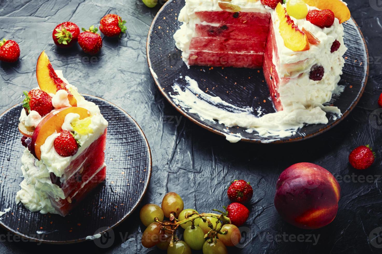 torta con anguria con frutti di bosco e frutta. foto