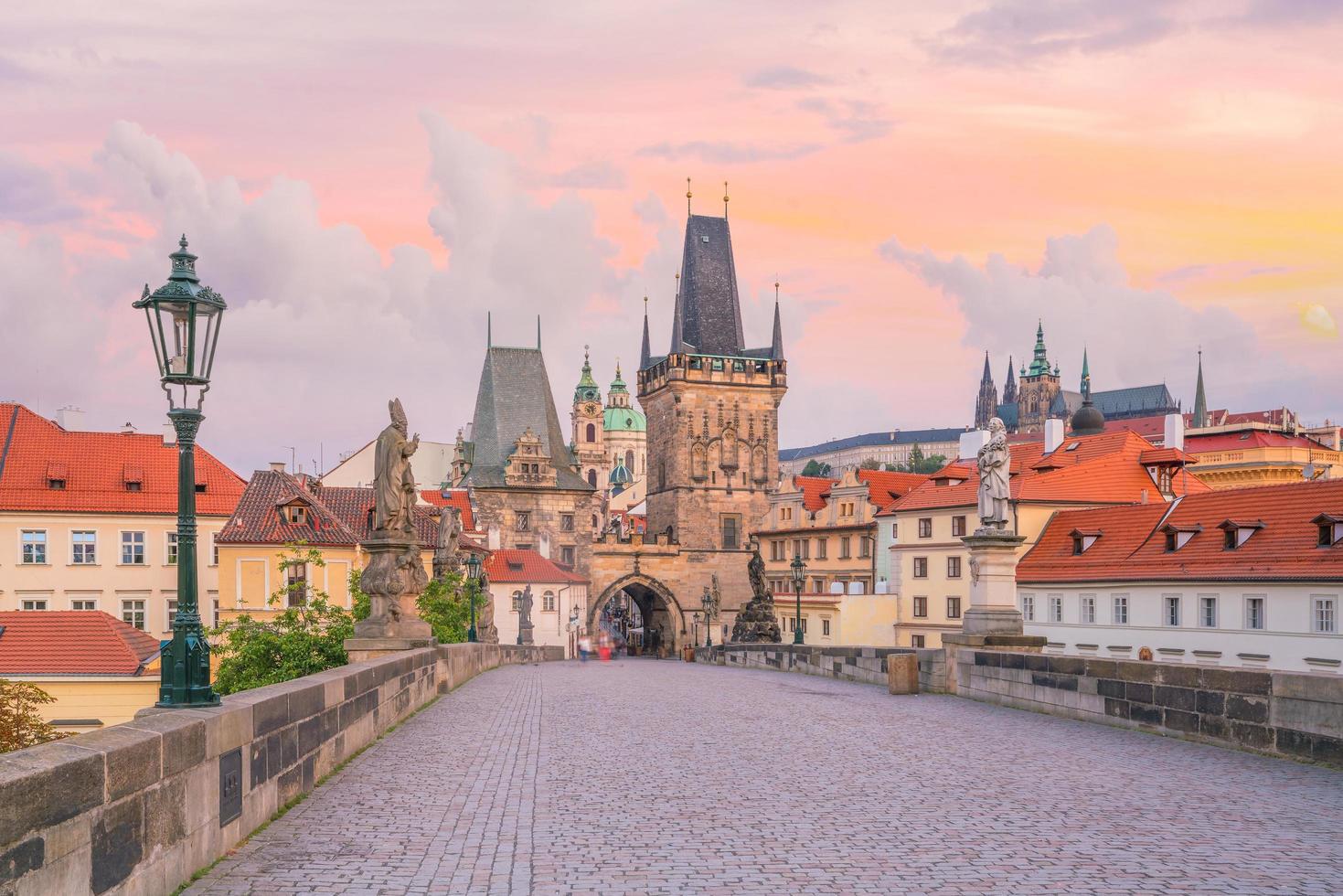 charles bridge e praga skyline della città foto