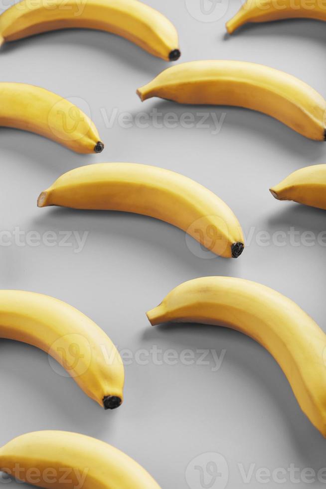 luminosa modello di giallo banane su un' grigio sfondo alla moda colori di 2021 foto