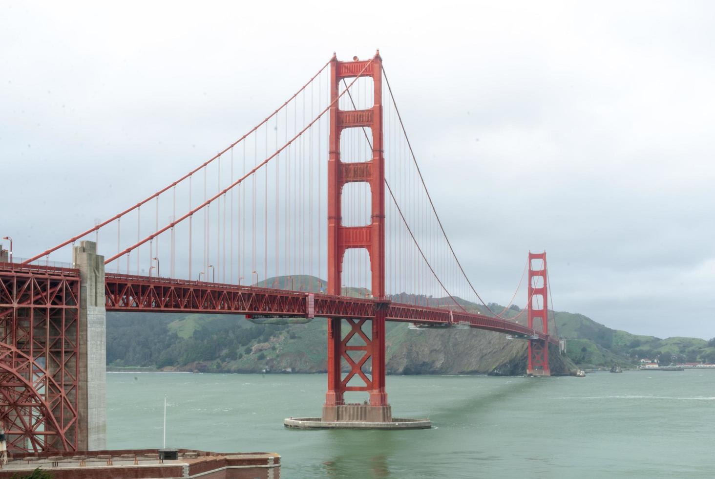 Golden Gate Bridge vista dalla baia foto