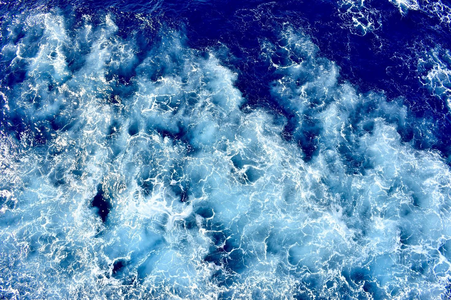 vista aerea delle onde dell'oceano foto