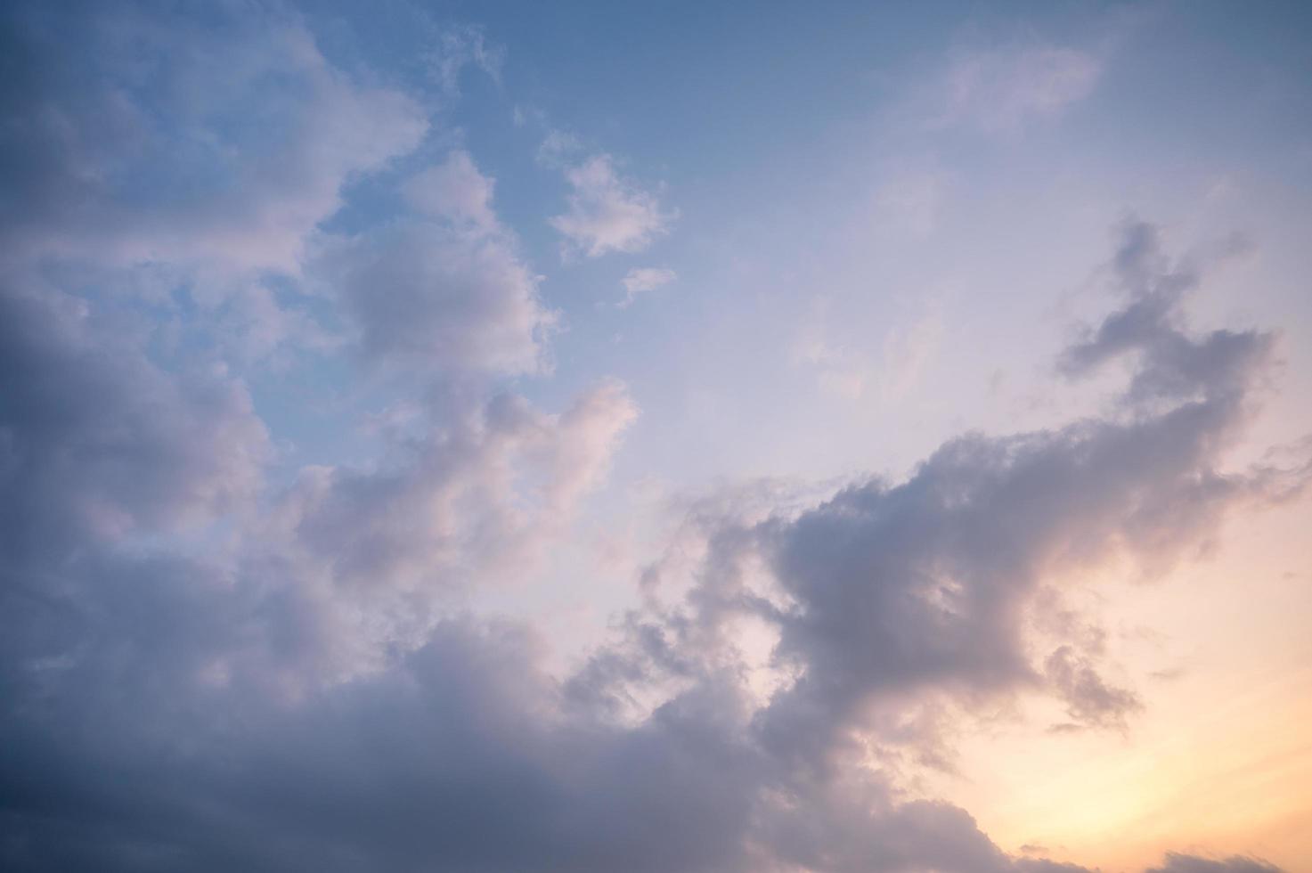 cielo nuvoloso e blu in serata foto