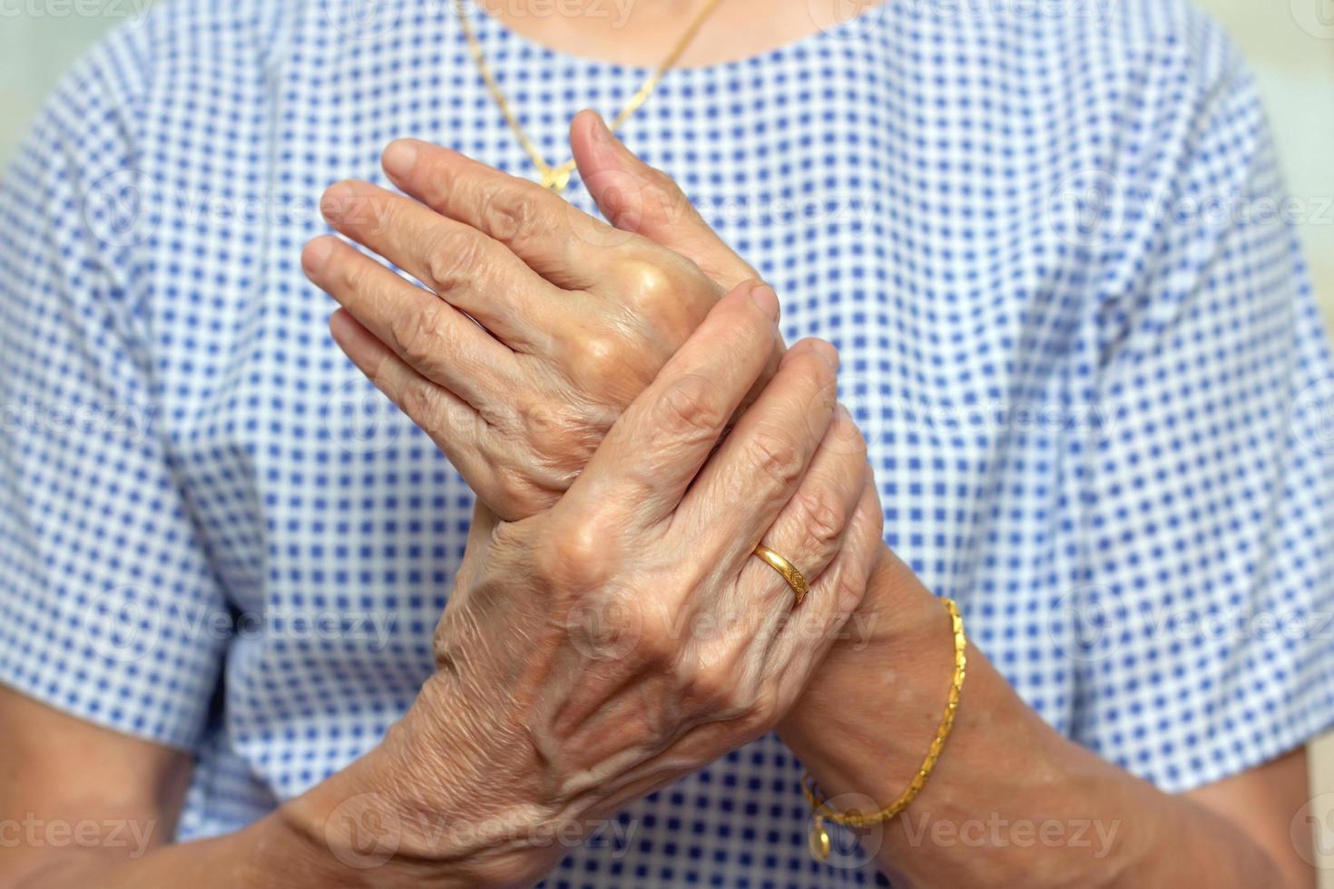 Tenere mano adulto donna con dolore nel muscoli e articolazioni, sintomi di periferica neuropatia e intorpidimento nel il polpastrello e palma, malattie causato di lato effetti di vaccinazione, ghigliottina barre sindrome foto