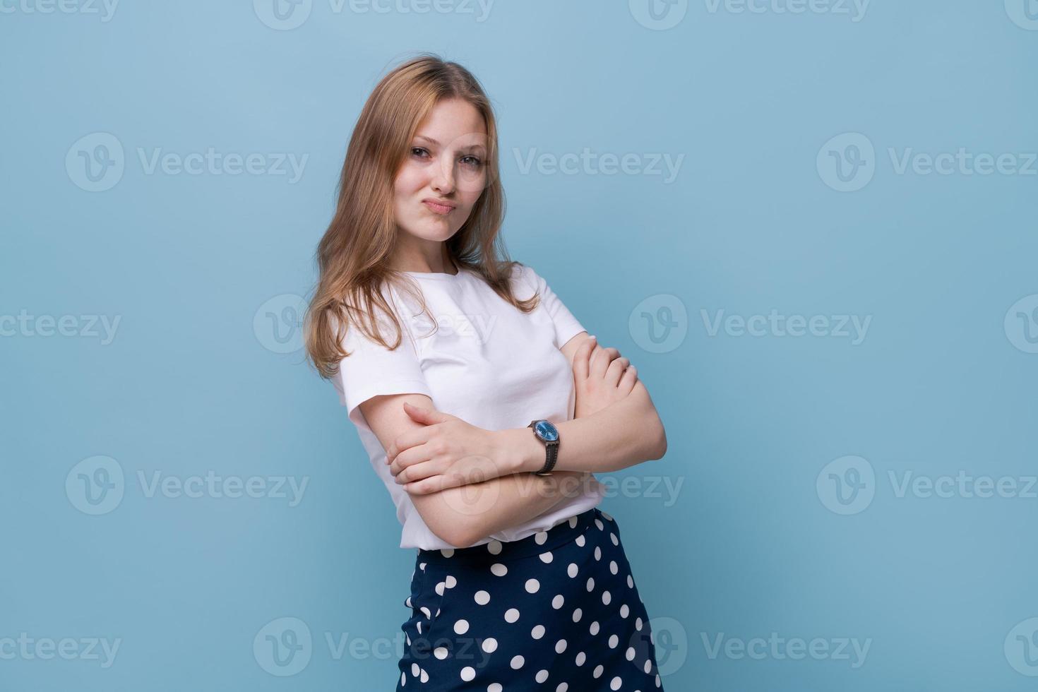 foto freddo attraente attività commerciale donna con lungo capelli amichevole sorridente