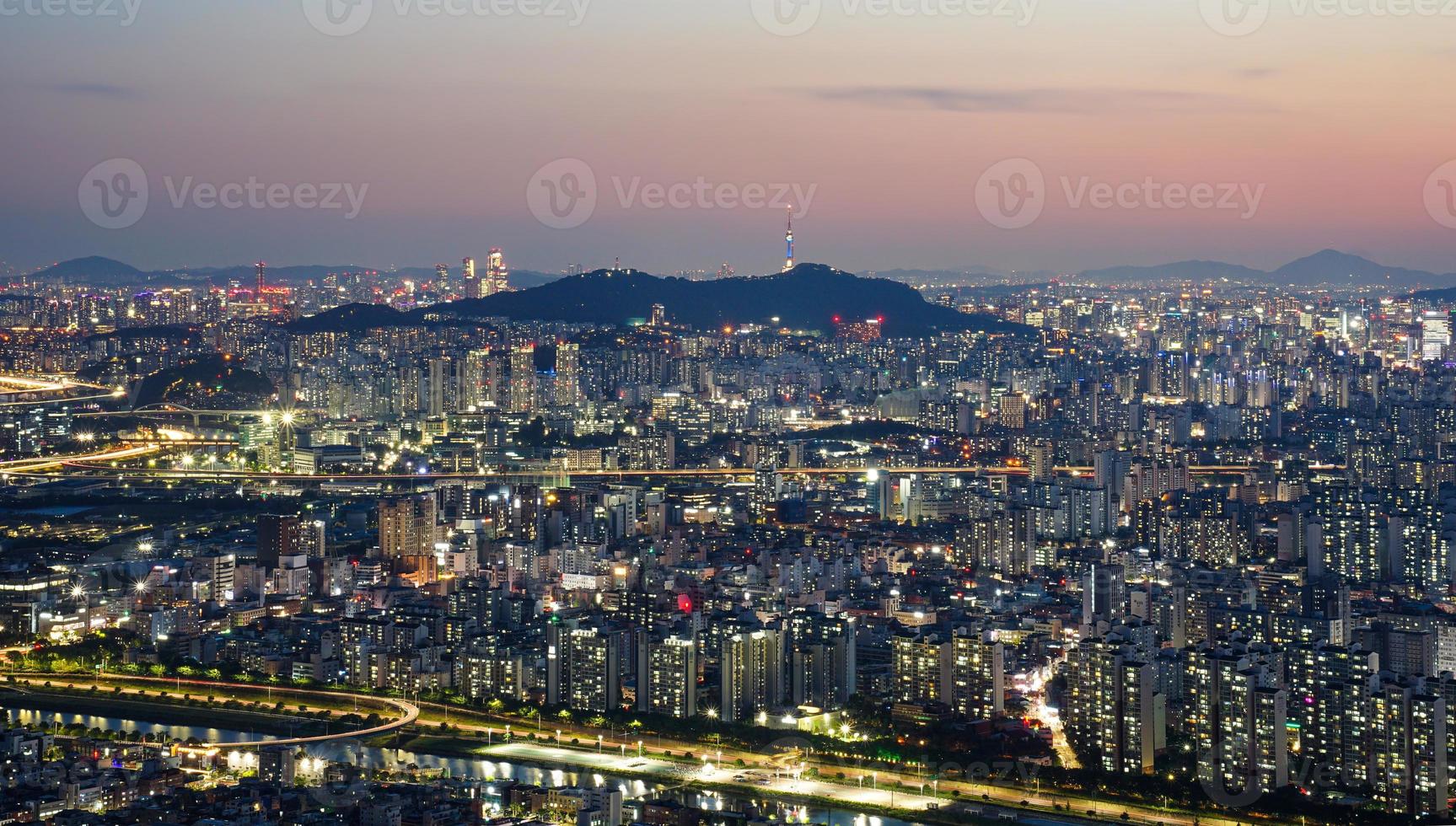 la vista notturna della città foto