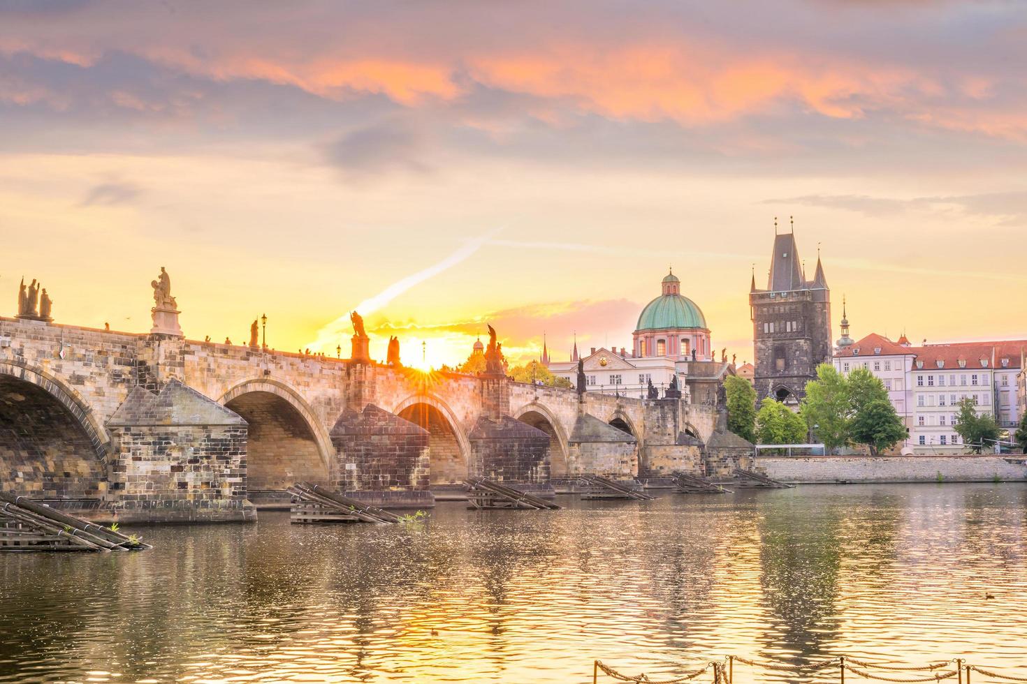 Charles Bridge e la città di Praga foto