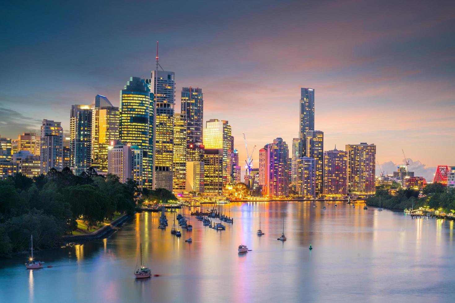 skyline della città di brisbane al crepuscolo in australia foto