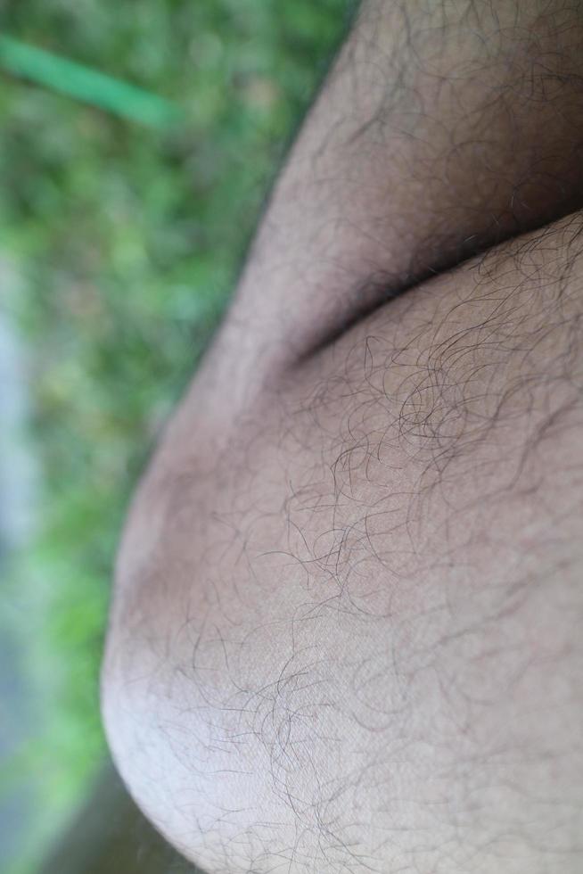 il pelle struttura di un' dell'uomo piedi è Marrone pieno di pelliccia foto