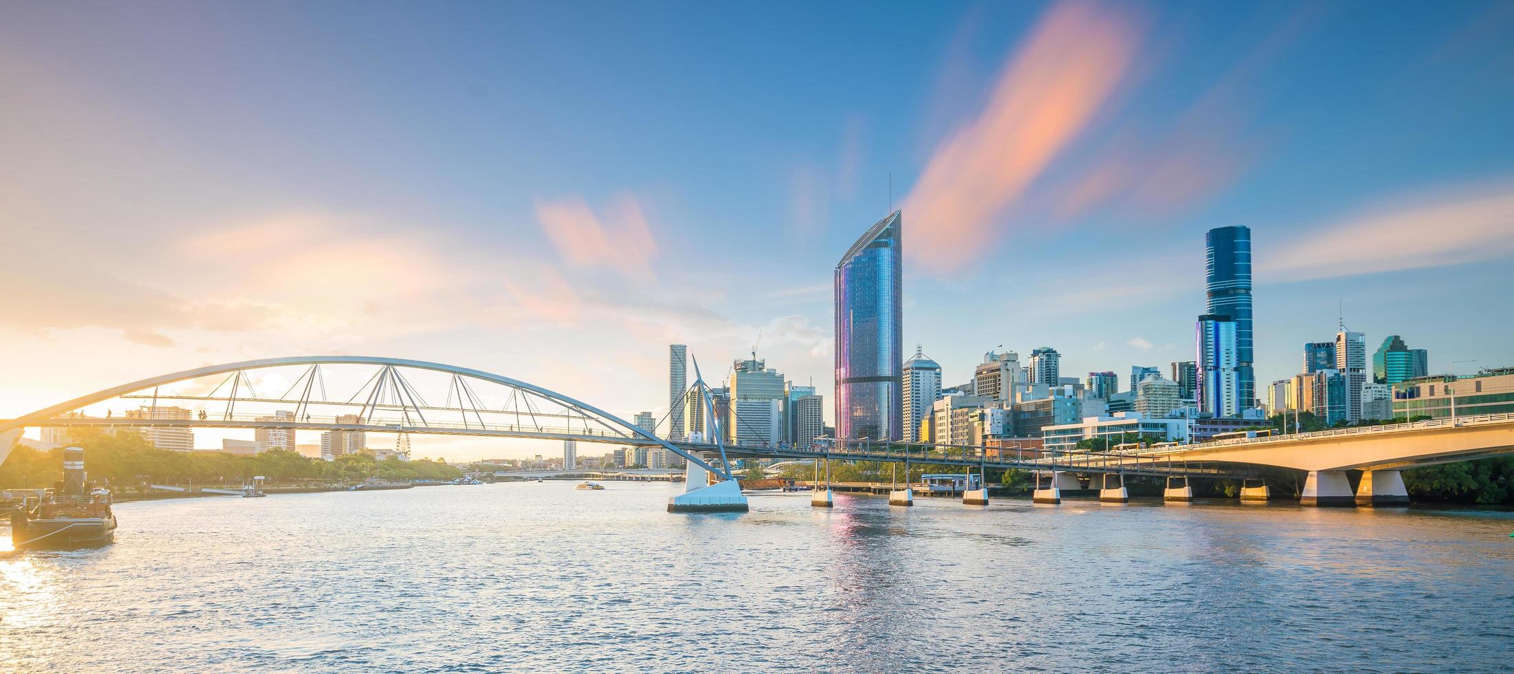 skyline della città di brisbane al crepuscolo foto