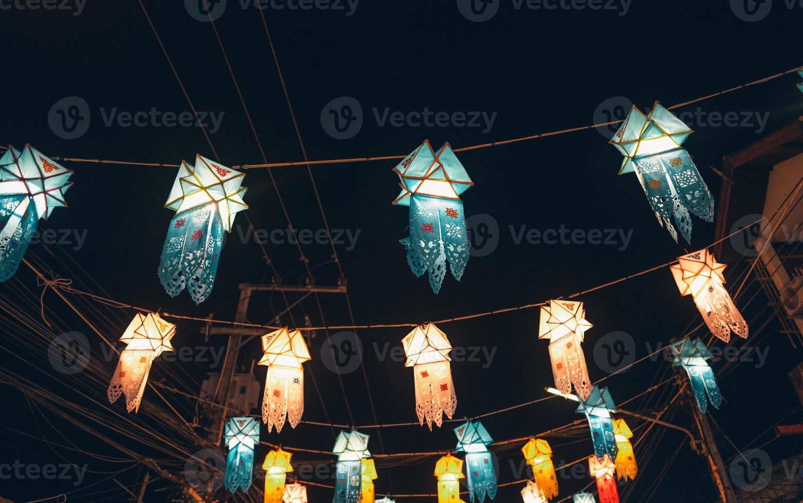lanterna Festival nel il cielo a pai a piedi strada foto