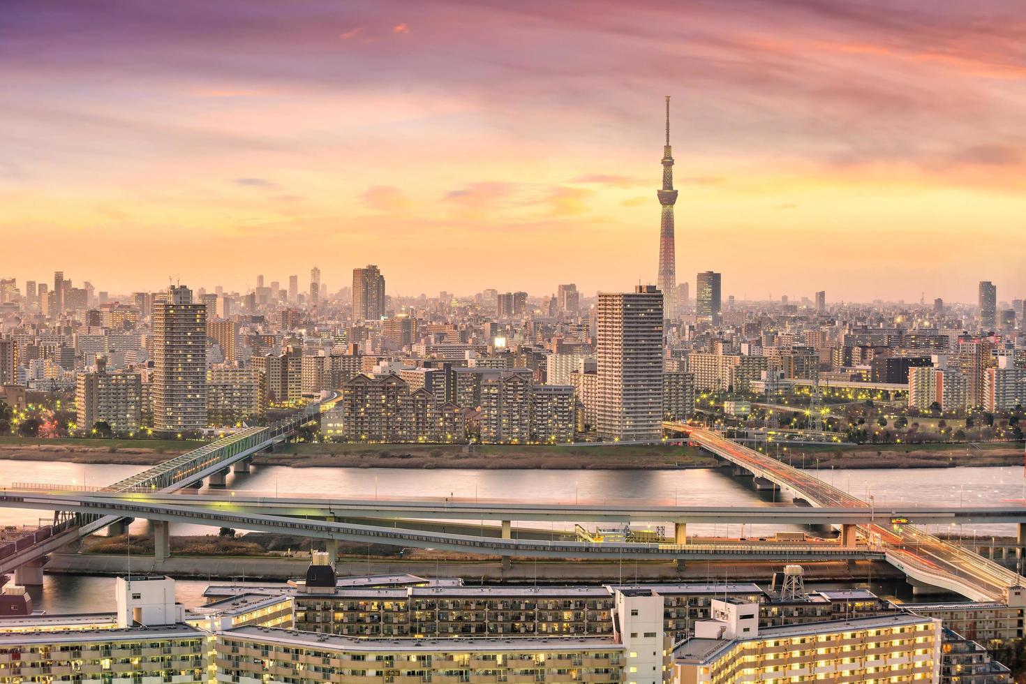 skyline di tokyo al tramonto foto