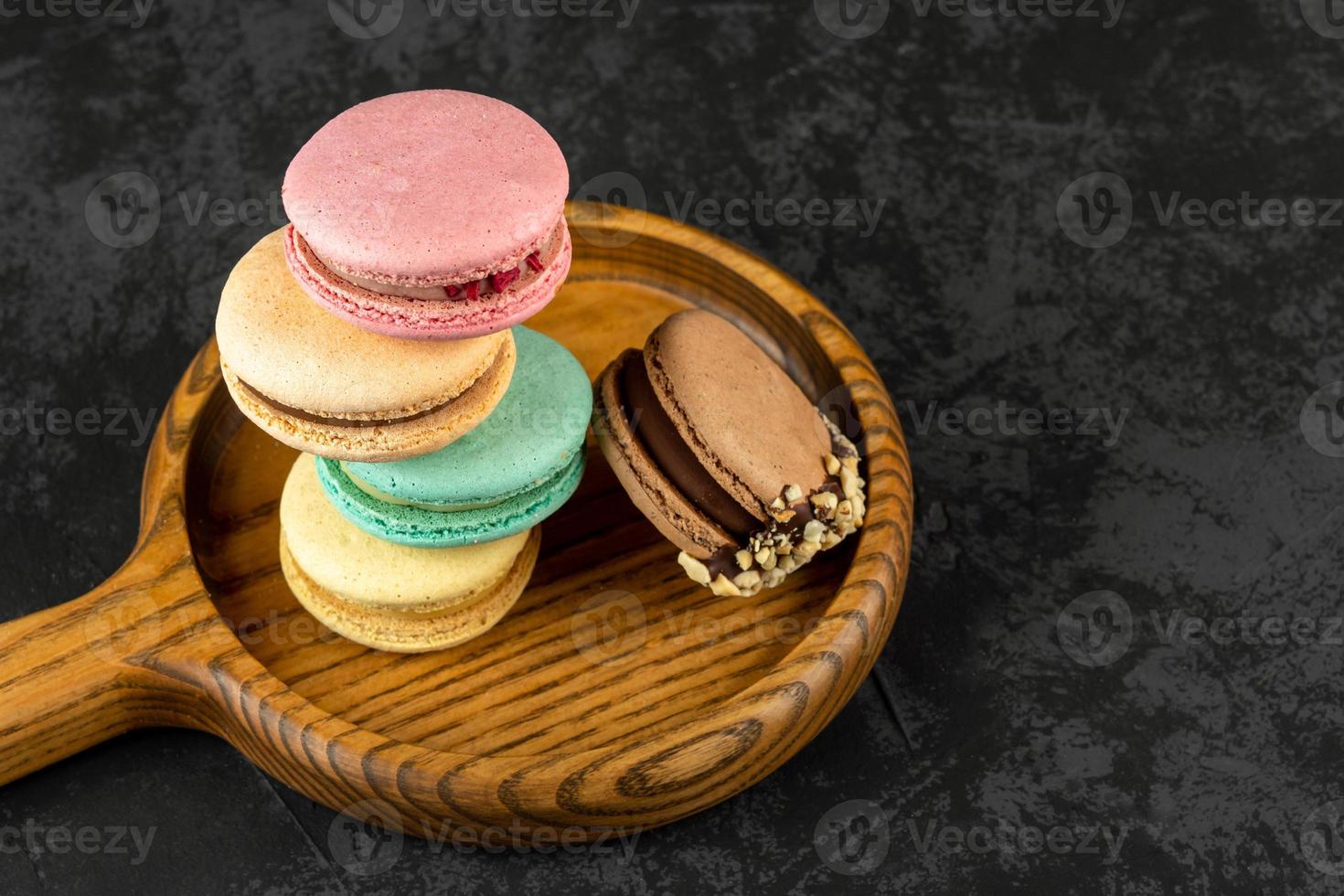 amaretti impilati su un' buio sfondo. delizioso francese cucina dolce creativamente decorato foto