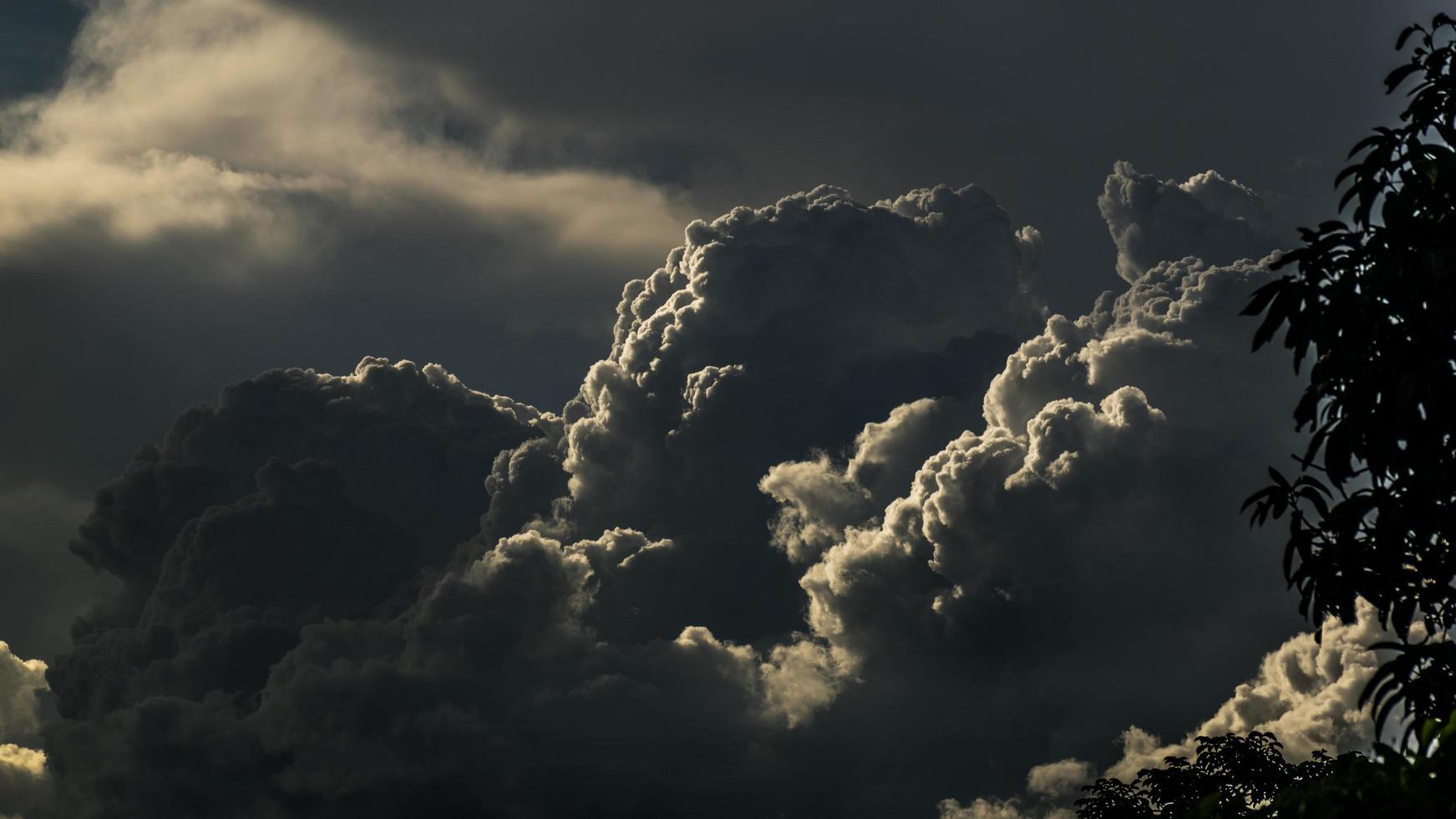 nuvole e illuminazione drammatiche foto