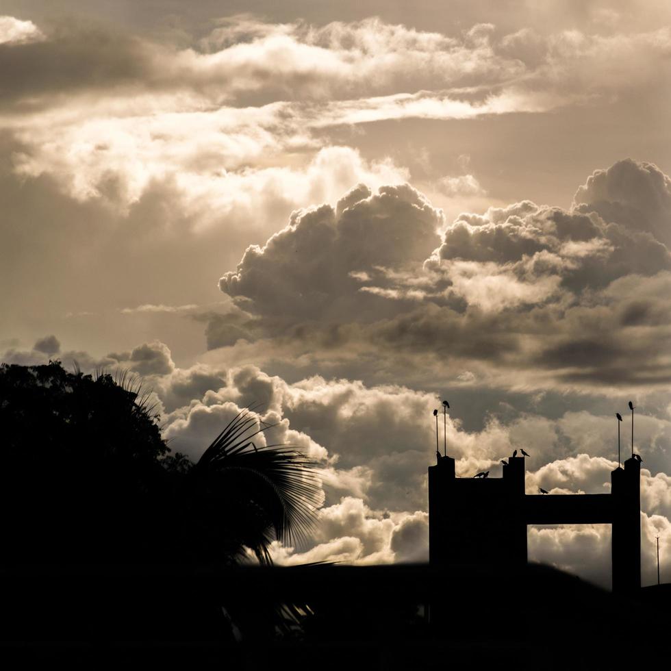 bel cielo nuvoloso e silhouette foto