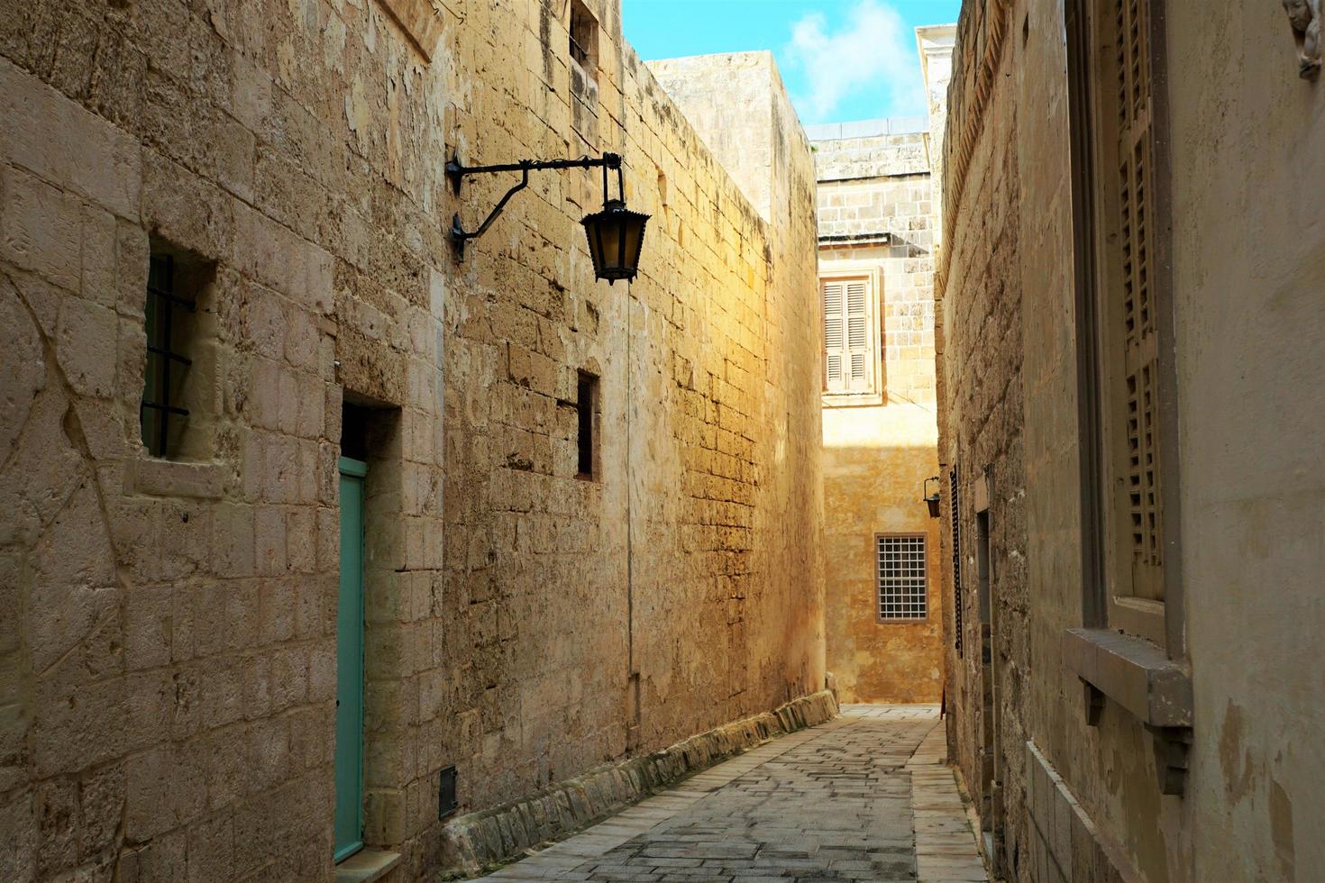 strada stretta a mdina foto