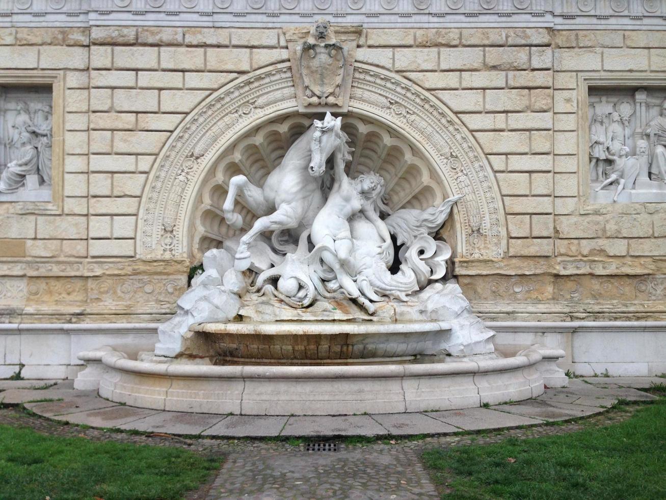 fontana a bologna foto