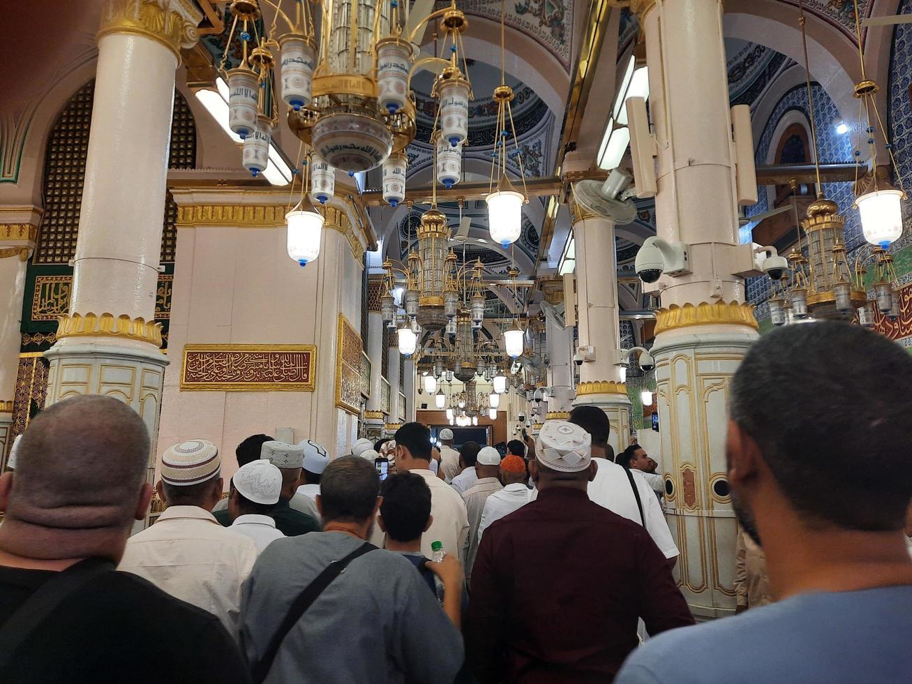 medina, Arabia arabia, ott 2022 - musulmano pellegrini siamo andando per visitare roza rasool a Masjid al nabawi medina. foto