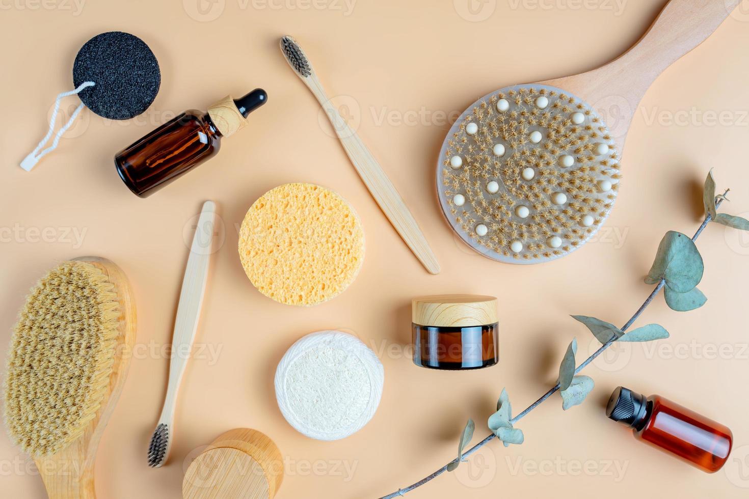 terme sfondo. naturale biologico terme cosmetici prodotti, eco amichevole bagno Accessori, eucalipto le foglie. cura della pelle concetto su beige sfondo. piatto posizione, superiore Visualizza foto