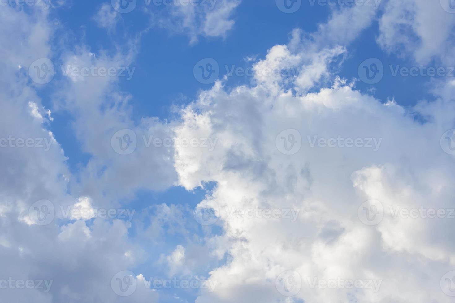 aereo leggero bianca nuvole su blu cielo foto