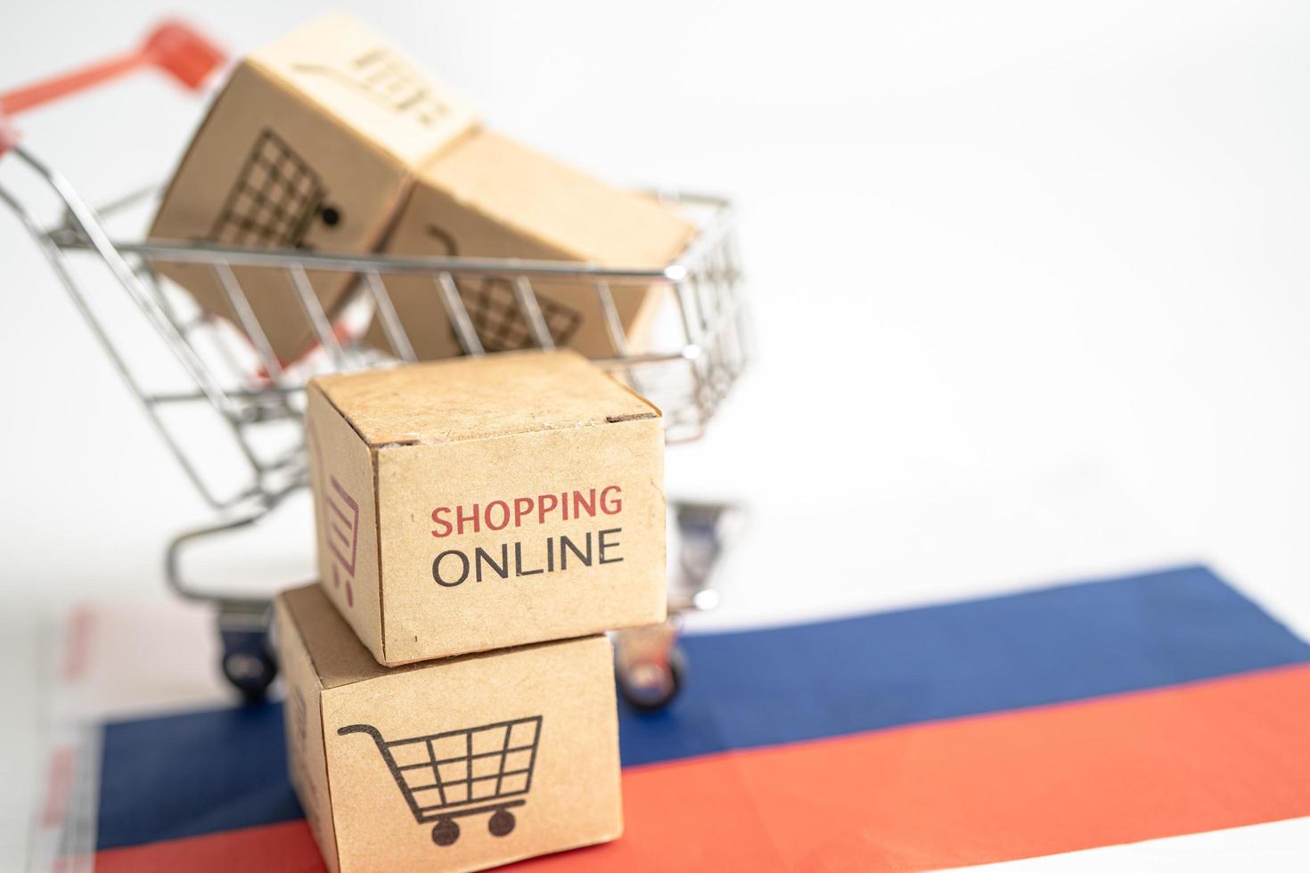 scatola con il logo del carrello online e la bandiera della russia, import export shopping online o commercio finanza servizio di consegna negozio spedizione prodotti, commercio, concetto di fornitore. foto