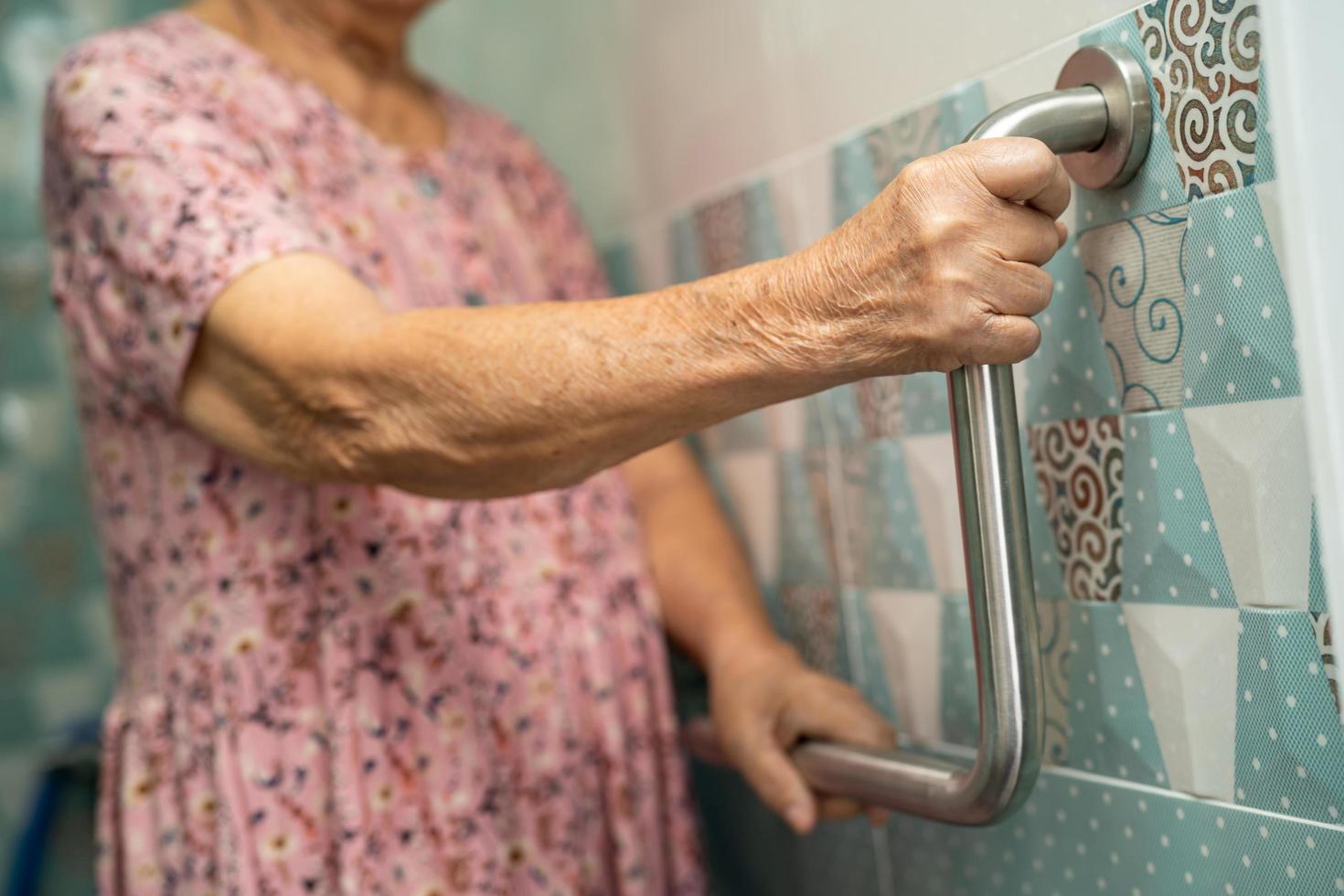 asiatico anziano o anziana signora anziana paziente uso toilette bagno maniglia sicurezza nel reparto ospedaliero infermieristico, sano forte concetto medico. foto