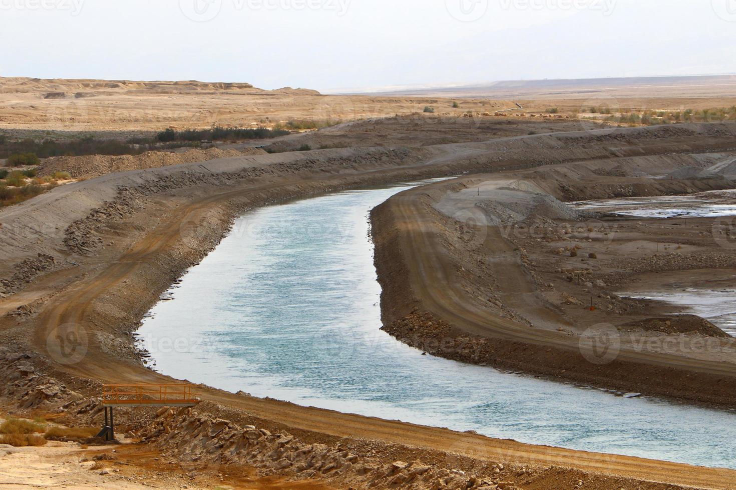 natura e paesaggi di il mortalmente salato mare. foto