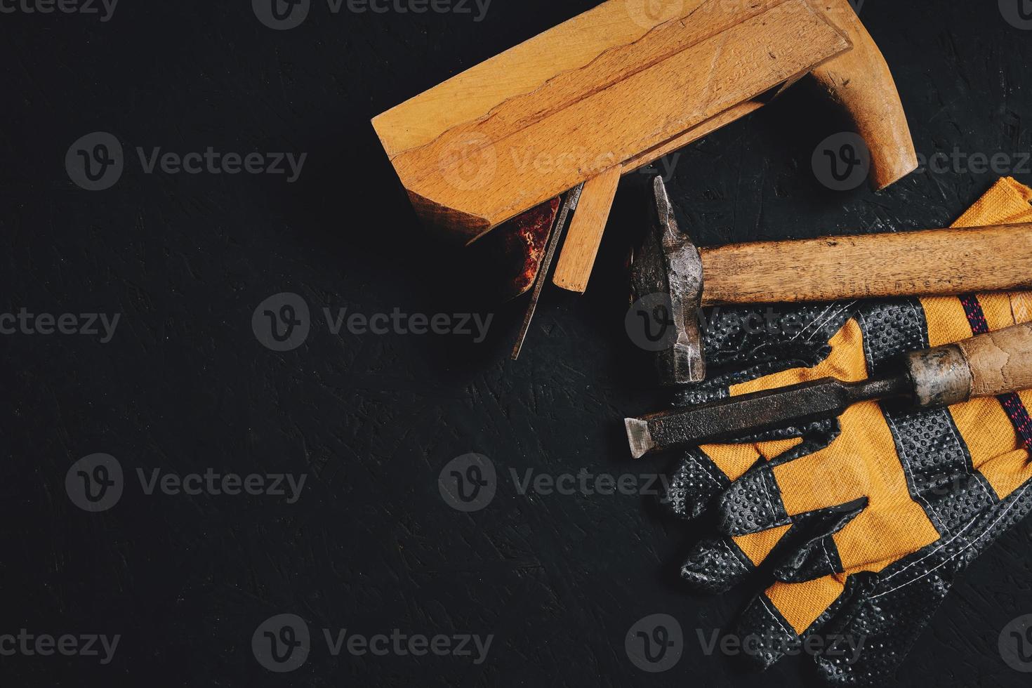 falegname che usa una pistola sparachiodi ad aria che fa lavori di mobili  in legno 9297795 Stock Photo su Vecteezy