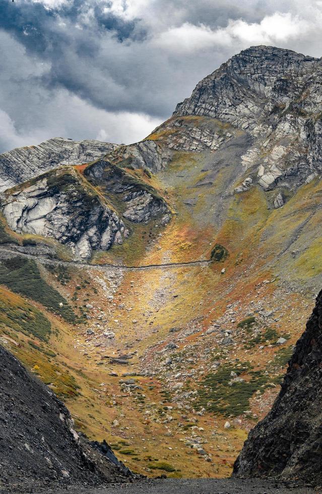 luce del sole su una montagna in autunno foto