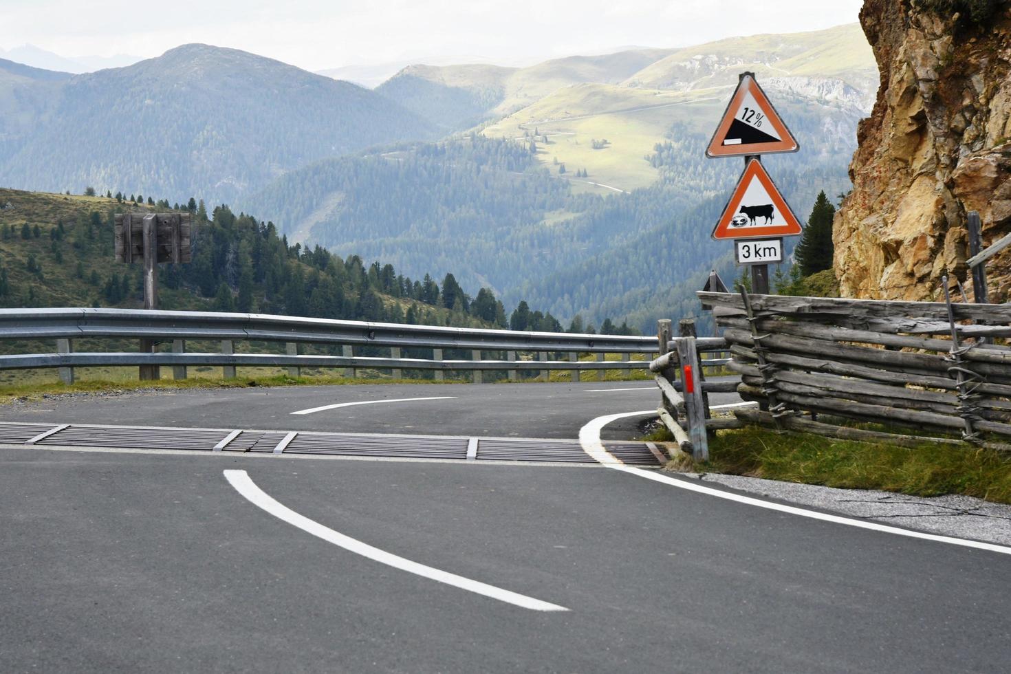 carreggiata di montagna in austria foto