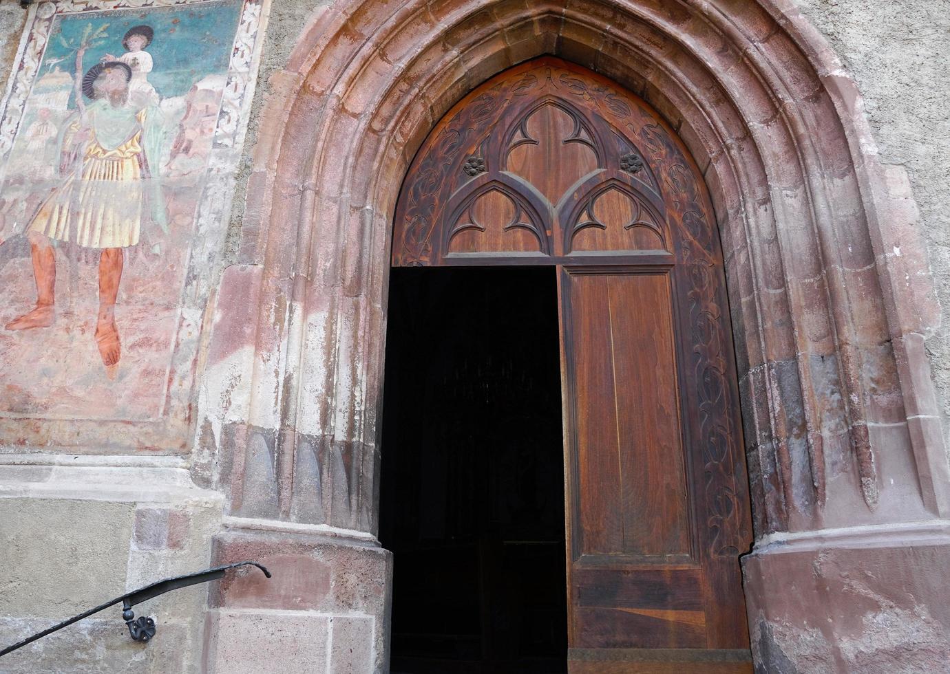 porta della chiesa a Merano foto