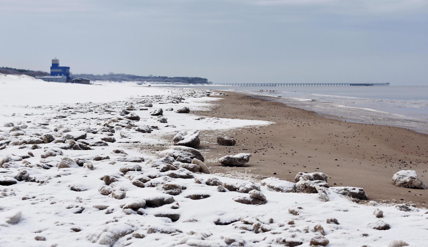 scena invernale della spiaggia foto