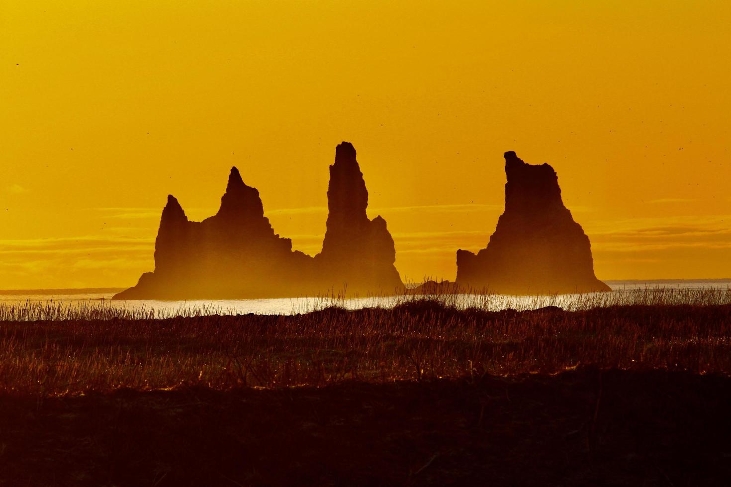 tramonto sulla spiaggia di sabbia nera a vik, islanda foto